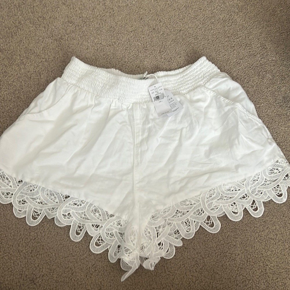 Women’s white summer cotton shorts with detail bottom